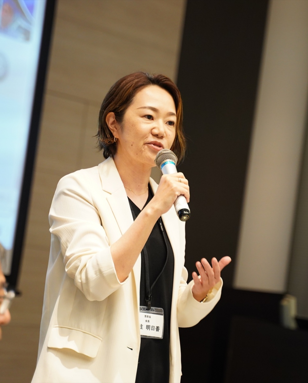  Chairman Miyabashira (center) shares his passion with participants